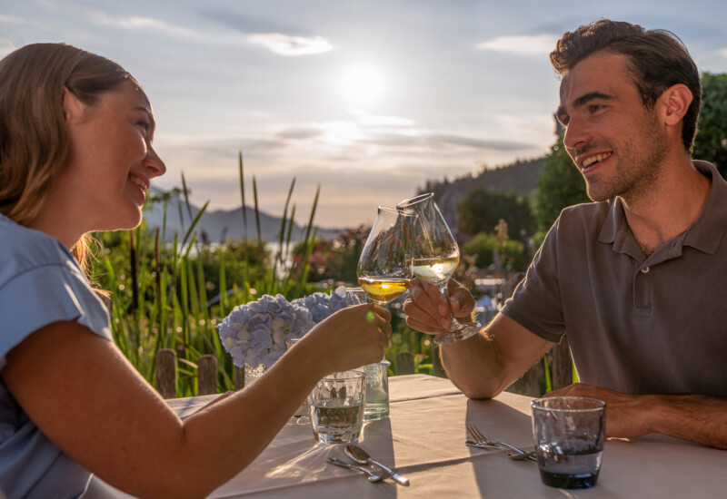 Kulinarik und Romantik pur beim Abendessen mit Seeblick im Salzburger Land.