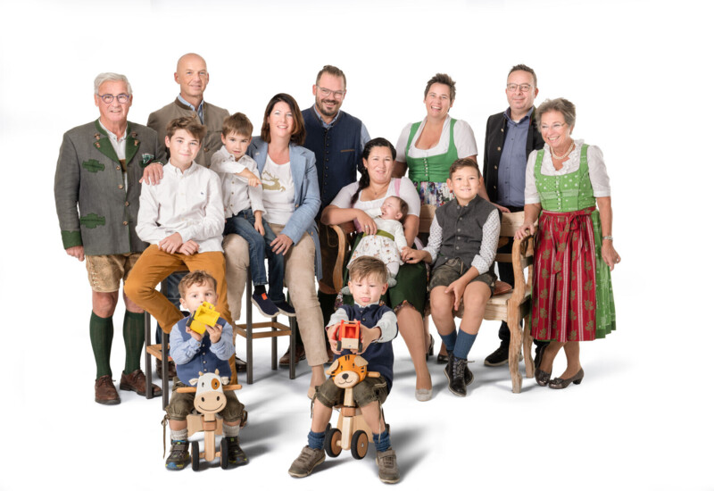 Alle Mitglieder der Familie Ebner - Ihre Gastgeber in dritter Generation im Hotel Ebner's Waldhof am See.