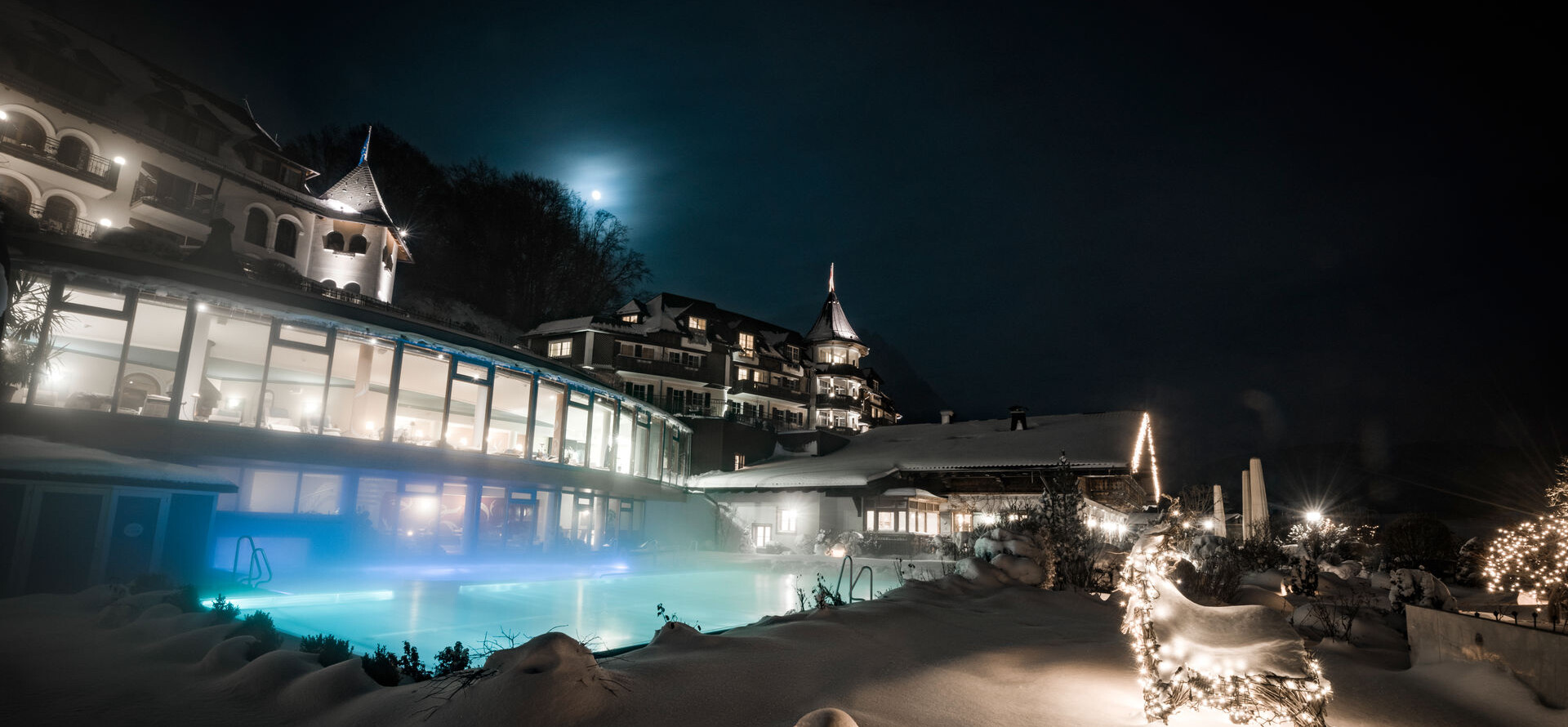 Winter und Wellness in perfekter Kombination: der verschneite Außenpool im Wellnesshotel Ebner's Waldhof am Fuschlsee.