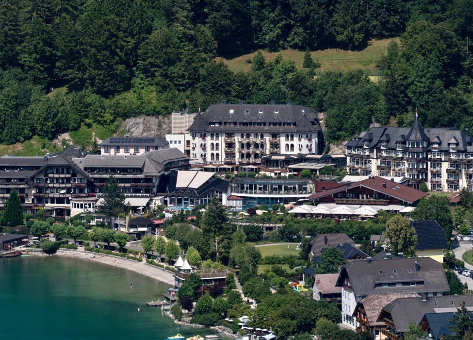 Panoramablick auf das 4 Sterne Superior Hotel Ebner's Waldhof am Ufer des Fuschlsee im Salzkammergut im Sommer.