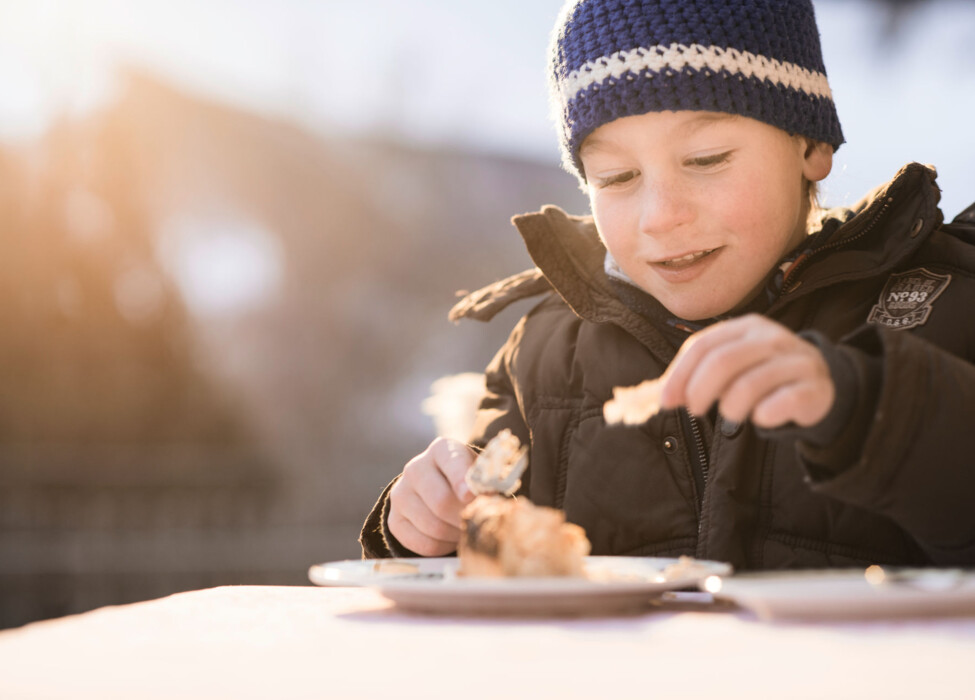 Im Winterurlaub mit Kindern herrliche Köstlichkeiten aus der regionalen Küche im Hotel Ebner's Waldhof genießen.