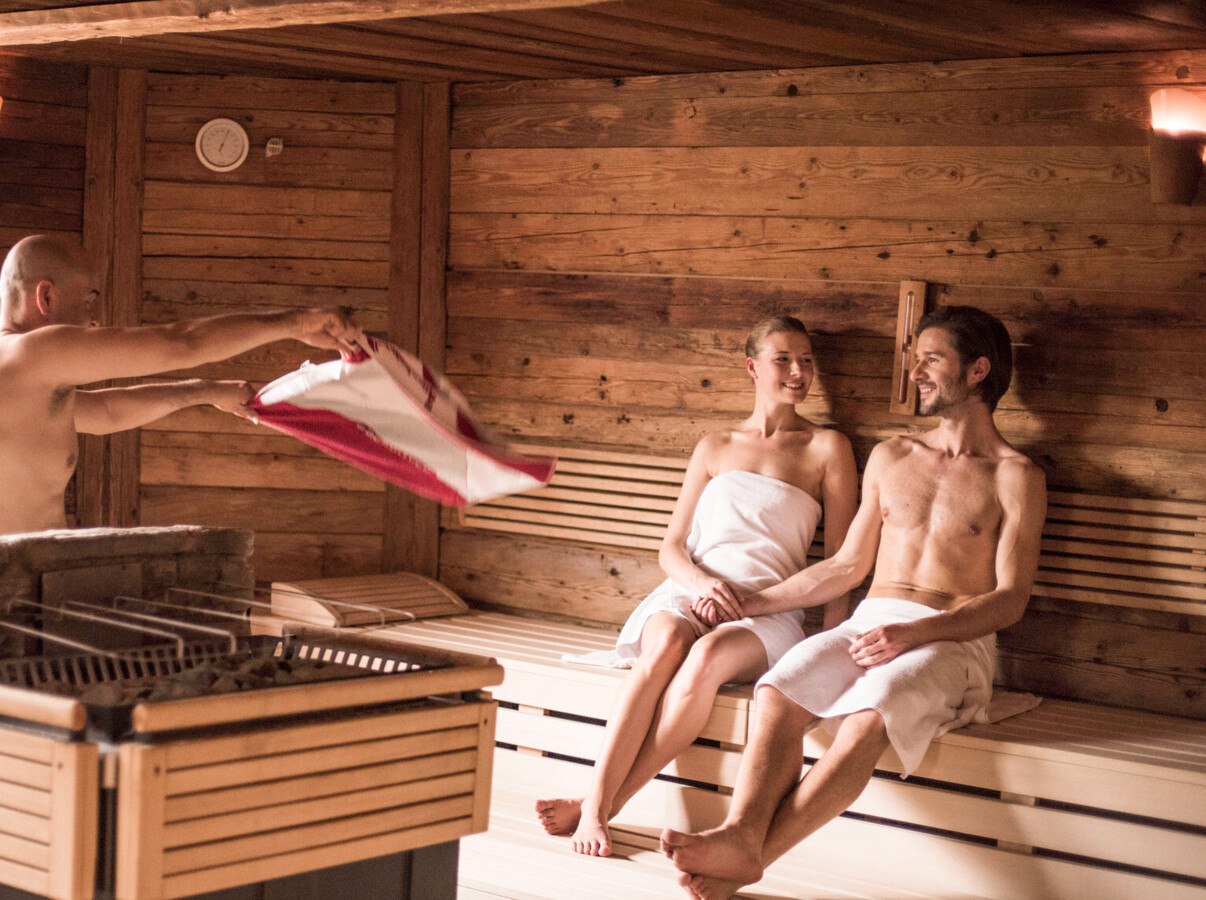 Wellness pur nahe der Stadt Salzburg: Pärchen in der Sauna beim Aufguss.