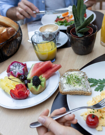 Herrliches Frühstück mit frischem Obst im Hotel Ebner's Waldhof am Fuschlsee.