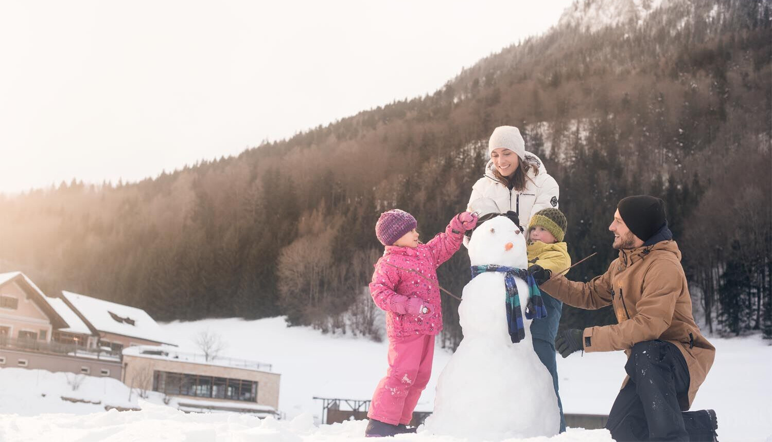Winterspaß für die ganze Familie beim Schneemannbauen auf der Waldhofalm am Fuschlsee.